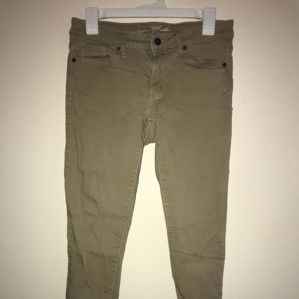 Khaki “skinny jeans”